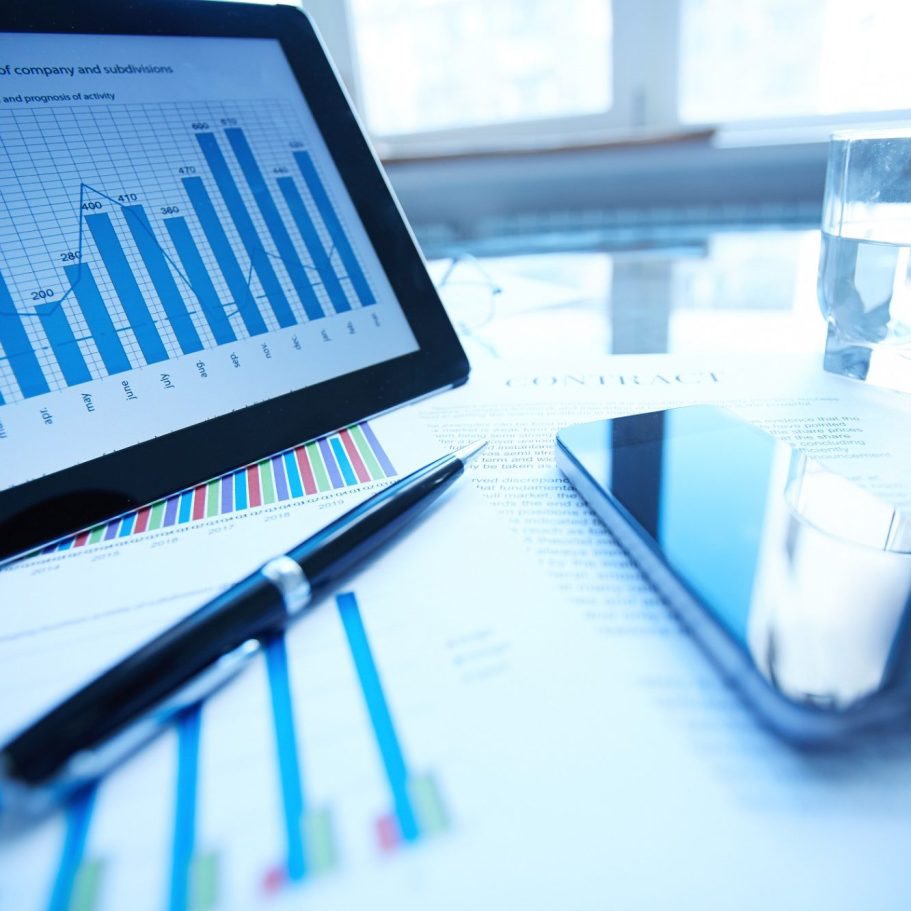 Logo von Lucanet mit der Auszeichnung ‚Certified Partner‘ auf lila Hintergrund.